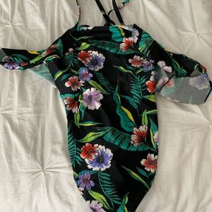 One Piece of the shoulder ruffle sleeves